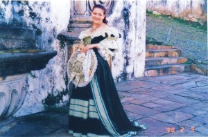 Regina Marques, no chafariz da Marília de Dirceu, Ouro Preto